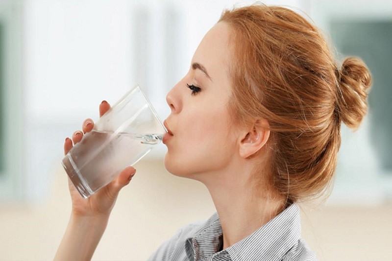 اشرب 8-10 أكواب من الماء كل يوم لمحاربة كورونا